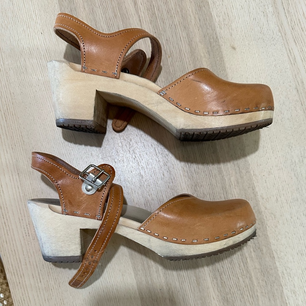 Used sandgrens clogs. Price reflex condition. Lots of life left!